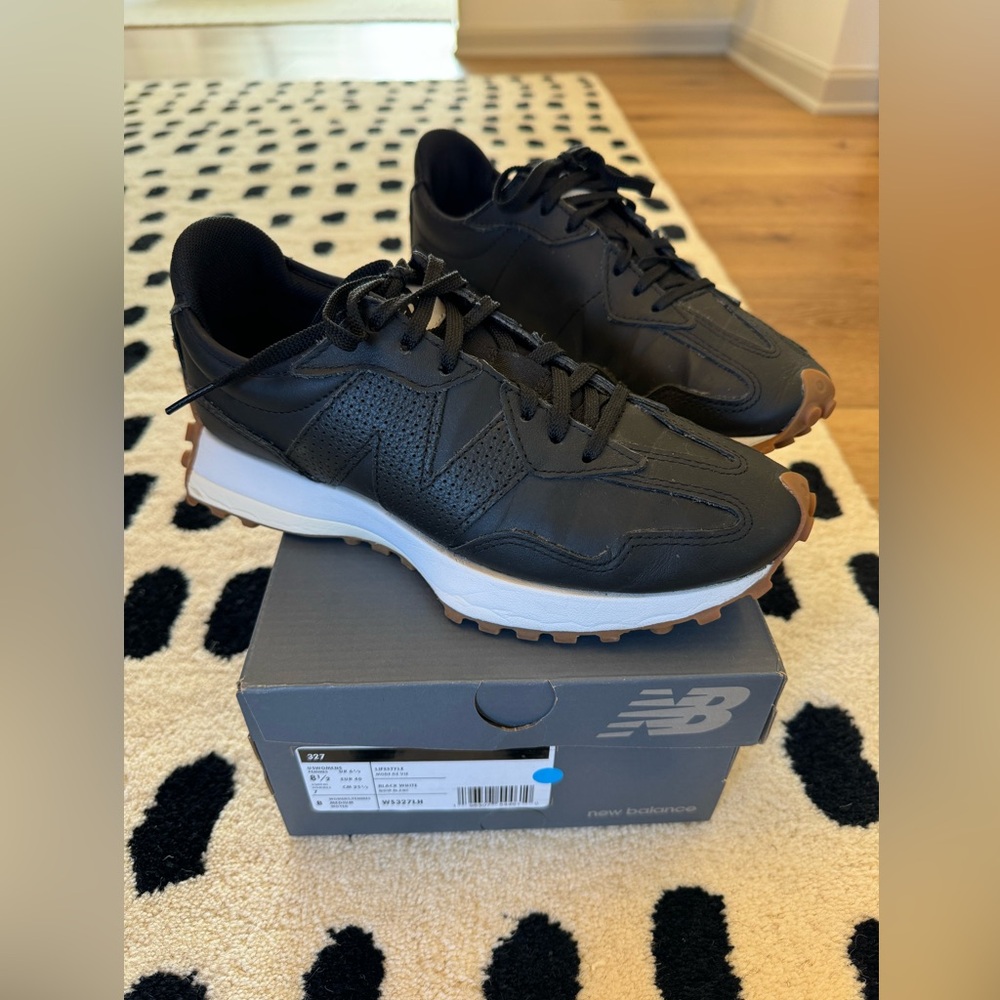 New Balance 327 Sneakers Black w/White soles